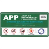 Área de proteção permanente APP - É proibido qualquer tipo de degradação - Mantenha distância de 50 m do rio - Proibido caça proibido banhista, proibido pesca, proibido provocar incêndio disk ambiente denúncia 0800711400
